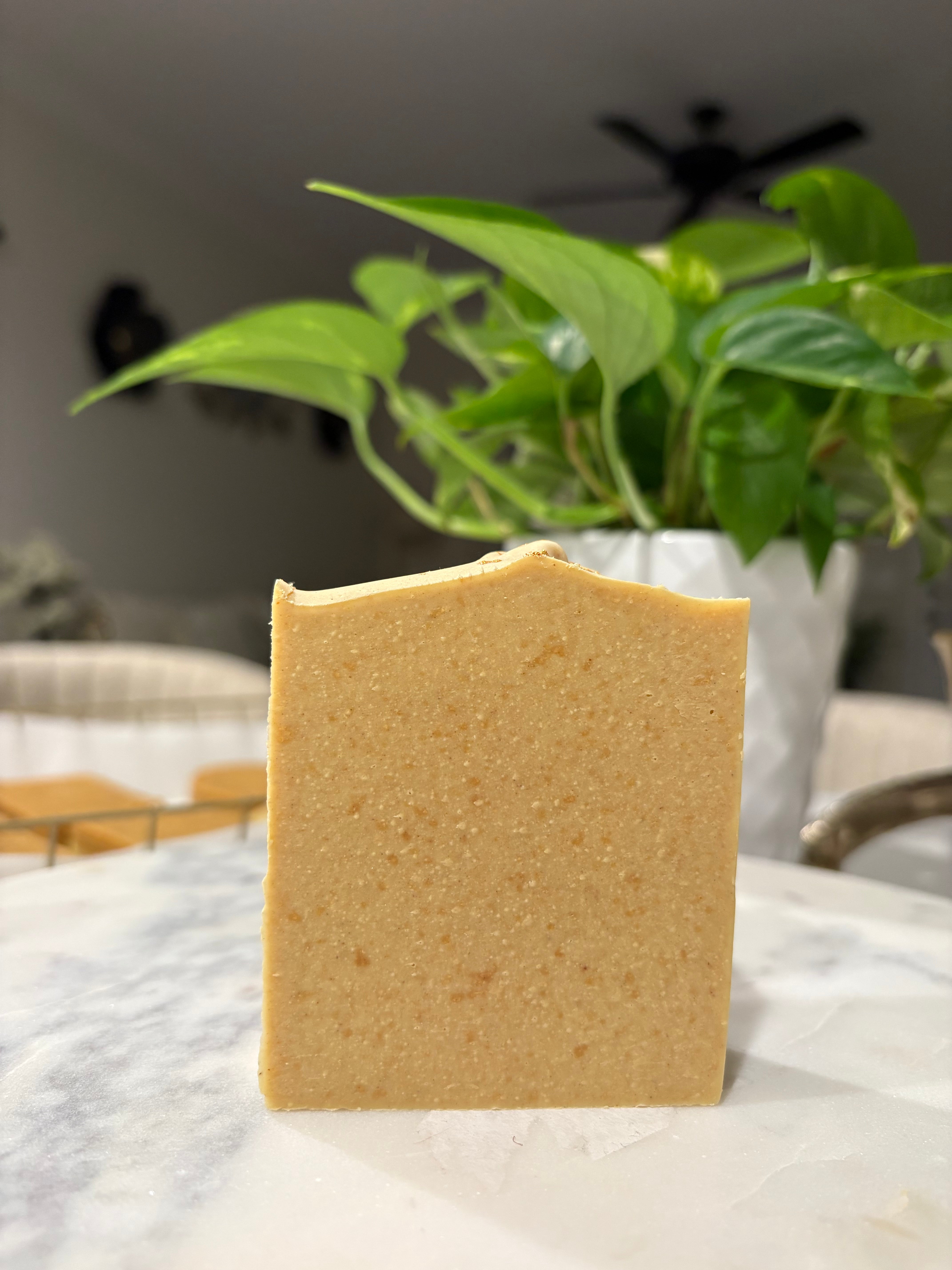 The Golden Glow Bar is thoughtfully crafted in small batches using a blend of nourishing oils, botanical ingredients, and skin-loving additives. It creates a creamy lather that cleanses without leaving your skin feeling stripped or dry.
Experience the natural glowing effects of honey, turmeric, and goat's milk.