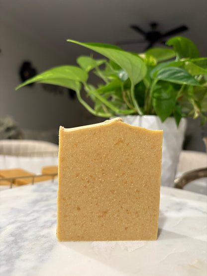 
The Golden Glow Bar is thoughtfully crafted in small batches using a blend of nourishing oils, botanical ingredients, and skin-loving additives. It creates a creamy lather that cleanses without leaving your skin feeling stripped or dry.

Experience the natural glowing effects of honey, turmeric, and goat's milk.